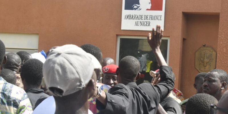 Macron Pertahankan Dubes Prancis di Niger Walau Ada Ultimatum Junta