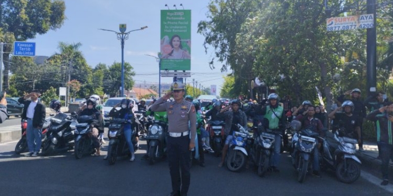 Di Cirebon, Pengguna Jalan Raya Mematung dan Hormat ke Merah Putih
