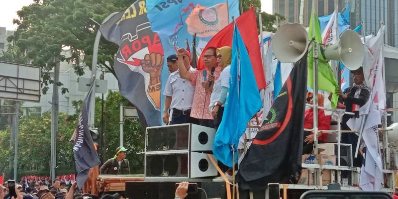 Pidato tokoh nasional DR. Rizal Ramli di hadapan aksi buruh menolak omnibus law UU Cipta Kerja di Patung Kuda Arjuna Wiwaha, Jakarta, Kamis (10/8)/RMOL