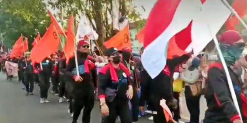 Massa <i>Longmarch</i> Bandung-Jakarta Singgah di Karawang Sebelum Tiba di Istana Negara