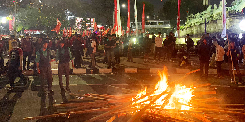 Berteriak "Jokowi Musuh!", Ribuan Massa Buruh Mulai Bakar-bakaran di Patung Kuda