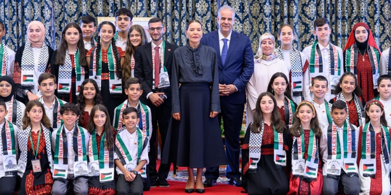 Putri Maroko Jamu Anak-anak Al Quds Peserta Kemah Musim Panas