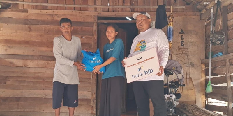 Peduli bank bjb-Jurnalis Bagikan Paket Sembako untuk Nelayan Serang