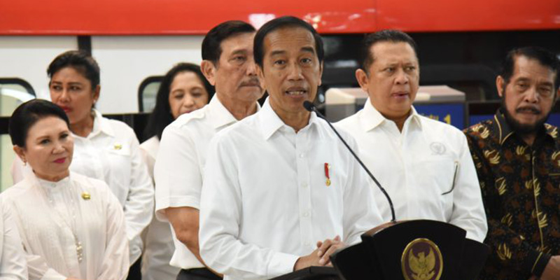 Tekan Polusi dan Kemacetan, Jokowi Minta Warga Beralih ke Transportasi Massal