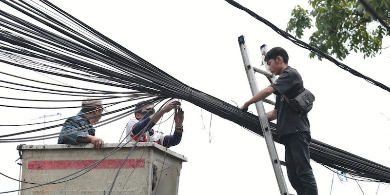 Lagi, Kabel Udara Jakarta Makan Leher