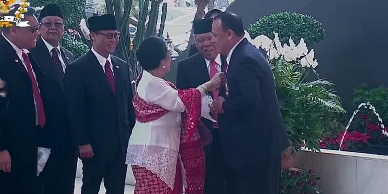 Dasi Dirapikan Megawati, Firli Bahuri: Itu Kasih Sayang Seorang Ibu kepada Anaknya