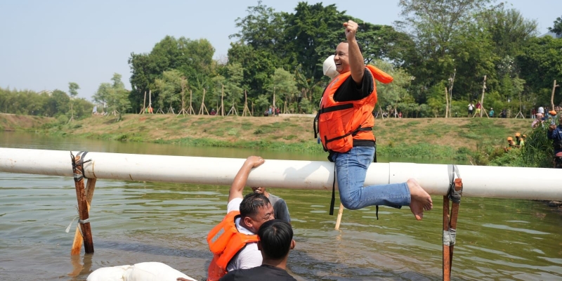 Anies Gebuk Bantal