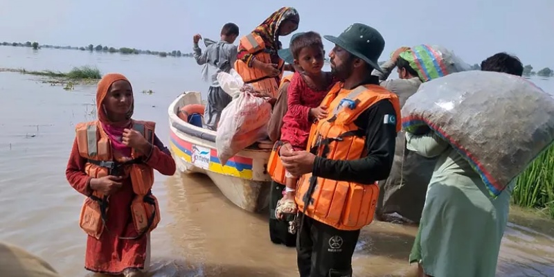 Banjir Rendam Ratusan Desa di Pakistan, 100 Ribu Warga Dievakuasi