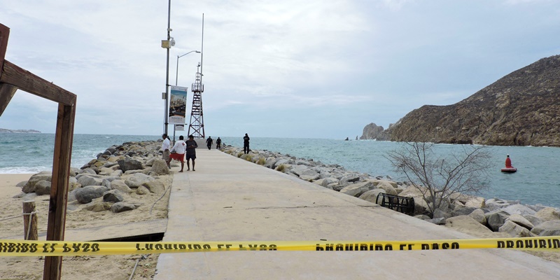 Ombak pecah di pantai saat Badai Hilary Kategori 4 menerjang semenanjung Baja California di Meksiko, di Cabo San Lucas, Meksiko 18 Agustus 2023/Net