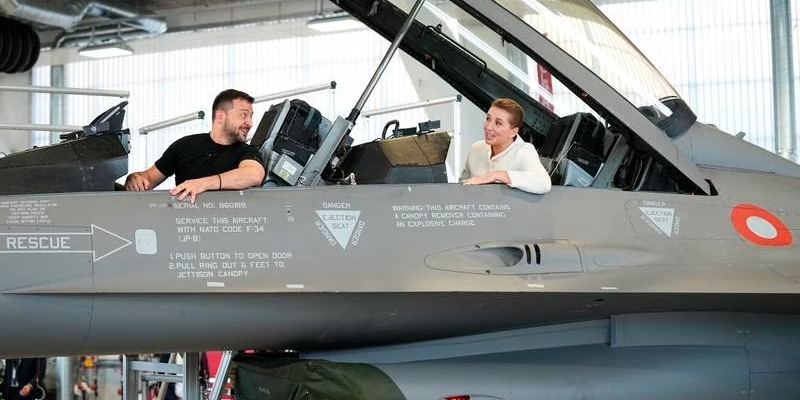 Pakar Militer Rusia: Moskow akan Hancurkan Lapangan Terbang F-16 Ukraina