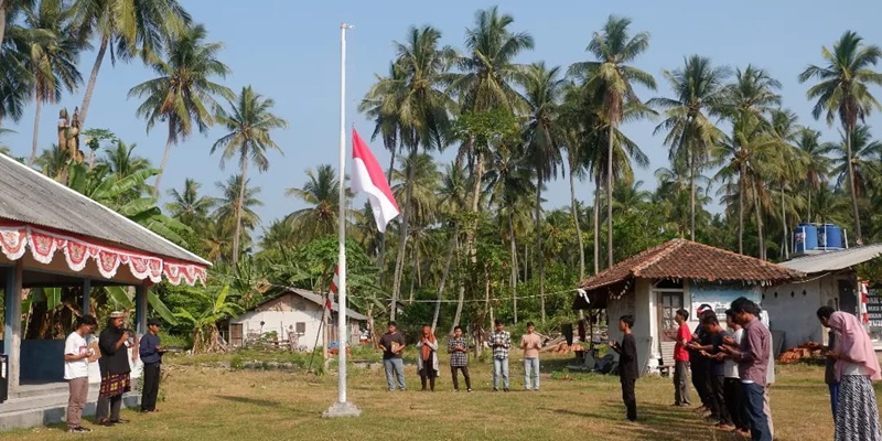 Hak Tanah Dirampas Perusahaan, Warga Pulau Sangiang Peringati Kemerdekaan dengan Upacara Bendera Setengah Tiang