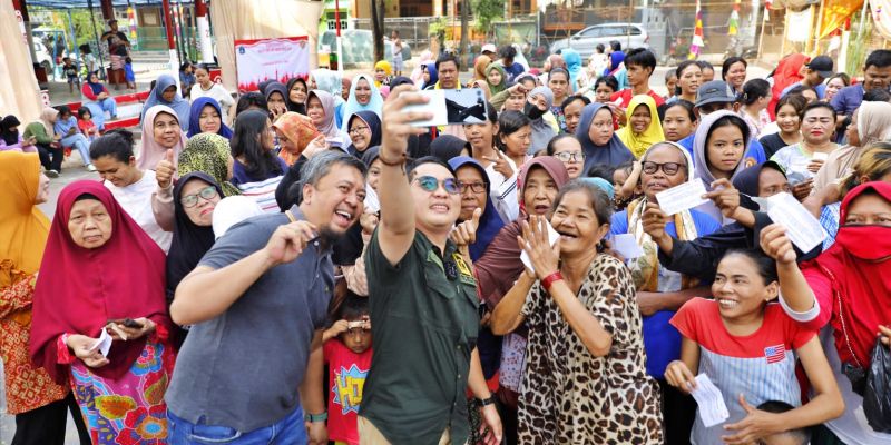 Di Tengah Kenaikan Harga, Emak-emak Antusias Hadiri Bazar Sembako Murah