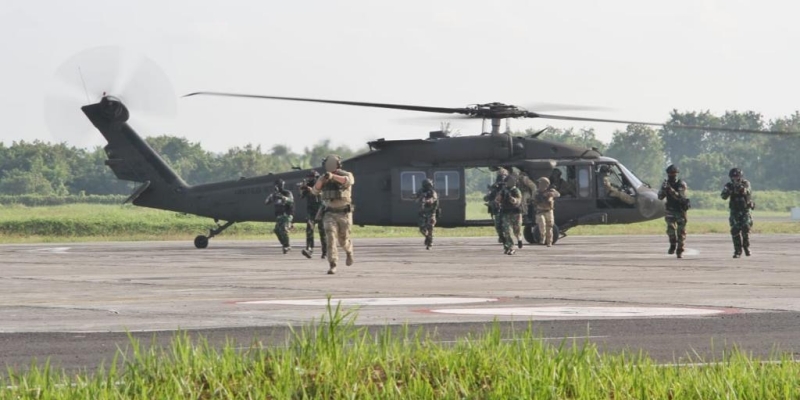 Koopssus TNI dan Pasukan Khusus Amerika Lumpuhkan "Teroris" di Bandara Blimbing Sari