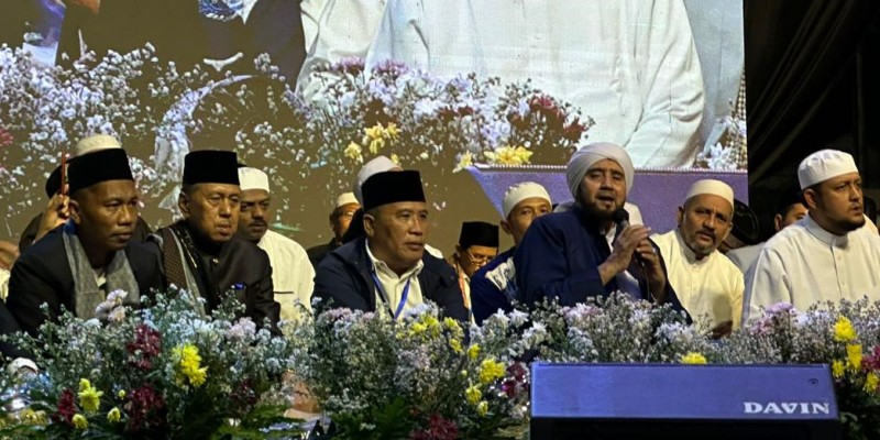 Habib Syech bin Abdul Qodir Assegaf dalam kegiatan Lampung Bershalawat di Lapangan Hadimulyo Barat, Kota Metro/Ist