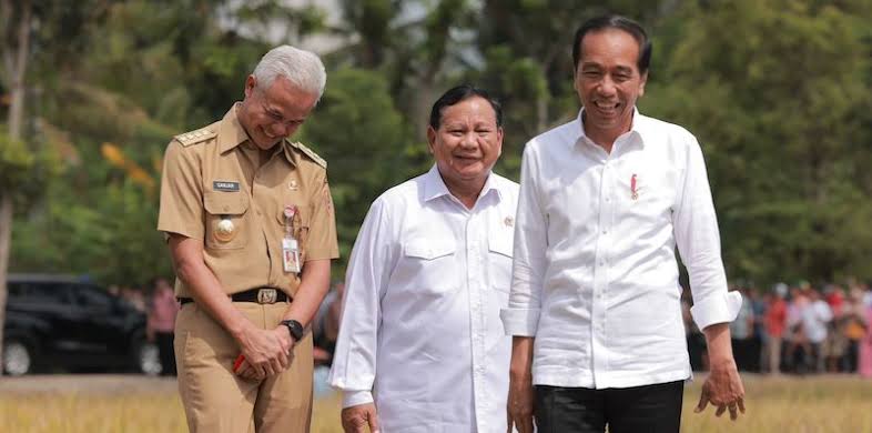 Tak Mau Tamat Usai Lengser 2024, Jokowi akan Main Dua Kaki