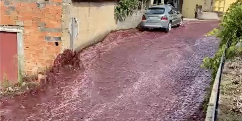 Dua Tangki Meledak, Dua Juta Liter Amer Banjiri Jalanan Portugal