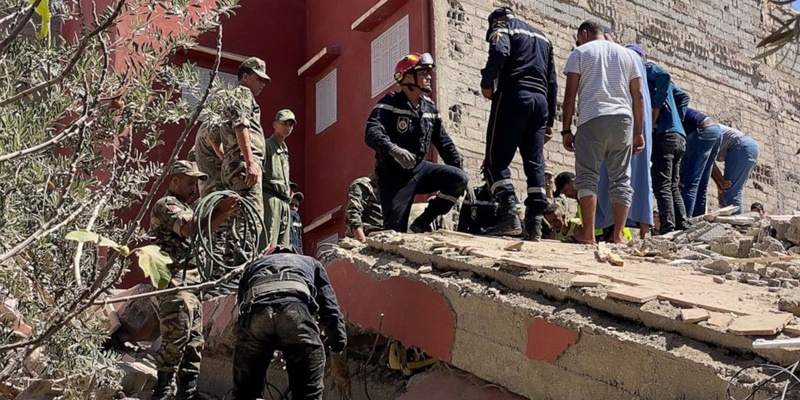 Tim penyelamat di antara puing-puing bangunan di Amizmiz,  akibat gempa Maroko/Net