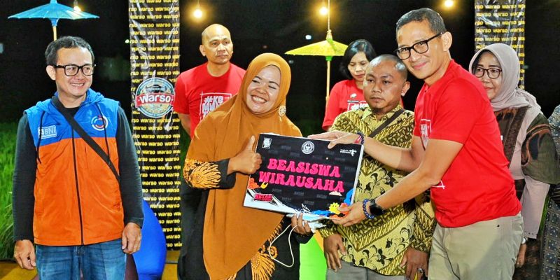 Gandeng Pimpinan Komisi X, Menparekraf Salurkan Beasiswa Wirausaha di Sragen