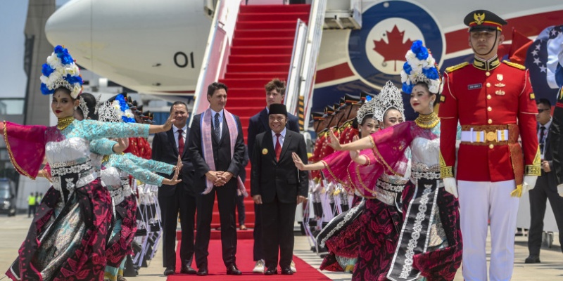 Hadiri KTT ke-43 ASEAN, PM Kanada Tiba di Jakarta Ditemani Sang Putra