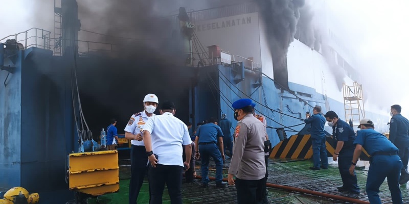 KMP Mutiara Berkah I Terbakar di Merak, Ditpolairud Polda Banten Sigap Evakuasi Penumpang