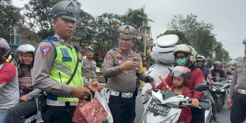 Tekan Angka Kecelakaan, Polres Kebumen dan PT Jasa Raharja Berikan Penling ke Warga