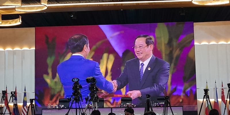 KTT ke-43 ASEAN Resmi Ditutup, Jokowi Serahkan Tongkat Keketuaan pada PM Laos