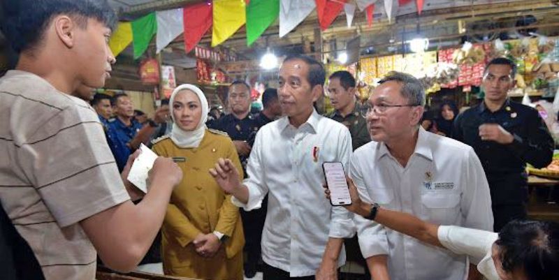 Dampingi Jokowi ke Pasar Johar Karawang, Zulhas: <i>Supply</i> Melimpah, Harga Turun