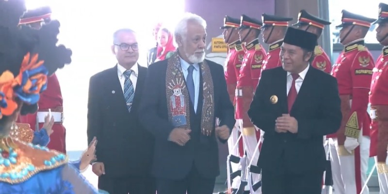 Disambut Tarian Selamat Datang, PM Timor Leste Ikut Bergoyang di Bandara