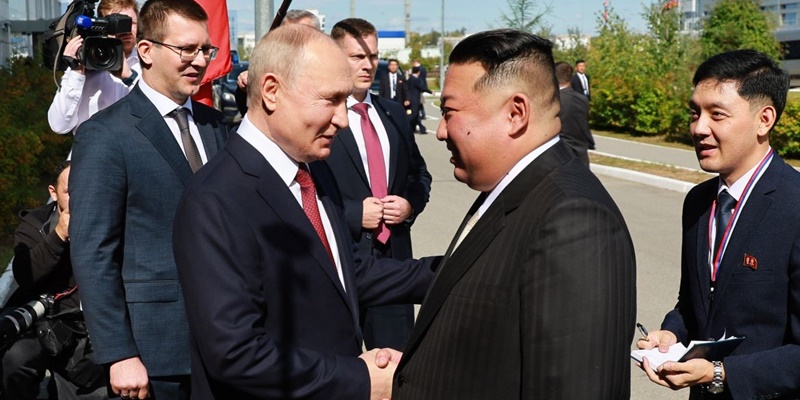 Putin dan Kim berjabat tangan erat di pintu masuk Kosmodrom Vostochny pada Rabu 13 September 2023/Net
