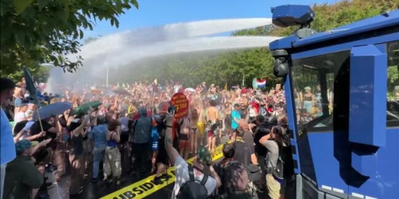 Demo Iklim di Belanda Diwarnai Tembakan Meriam Air, Polisi Tahan 2.400 Pengunjuk Rasa