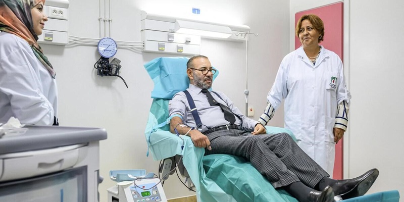 Raja Maroko Kunjungi Korban Gempa dan Donorkan Darah