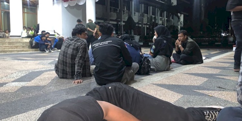 Kecewa Tak Ditemui Pj Gubernur Aceh, Puluhan Mahasiswa <i>Nginep</i> di Teras Kantor Gubernur