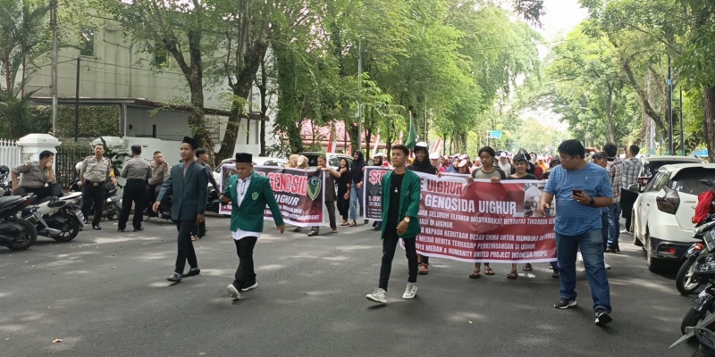Ratusan Pelajar Geruduk Konsulat China, Tuntut Diakhirinya Kekerasan pada Muslim Uighur