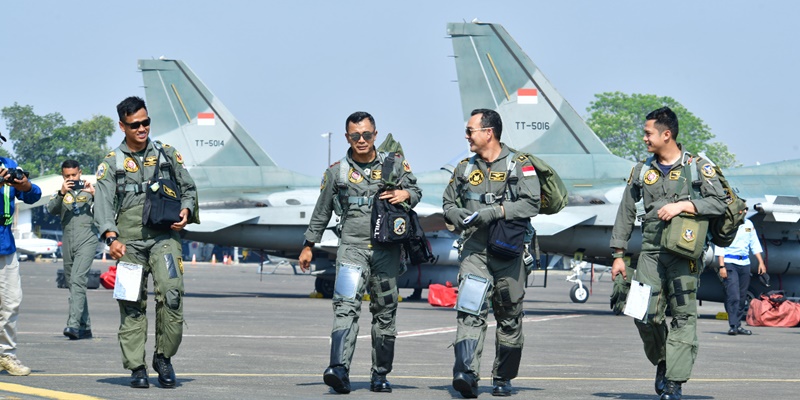 Pesawat Tempur TNI AU Unjuk Gigi Jelang HUT TNI di Monas