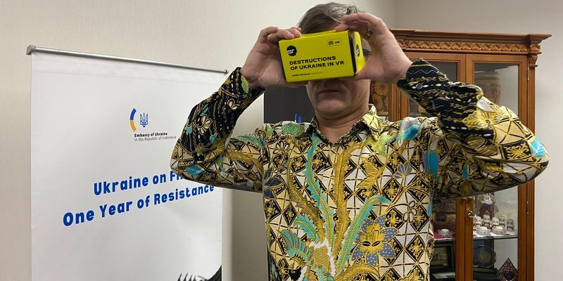 Duta Besar Ukraina untuk RI, Vasyl Hamianin, saat mencoba kacamata VR untuk melihat kehancuran belasan wilayah Ukraina akibat serangan Rusia/RMOL