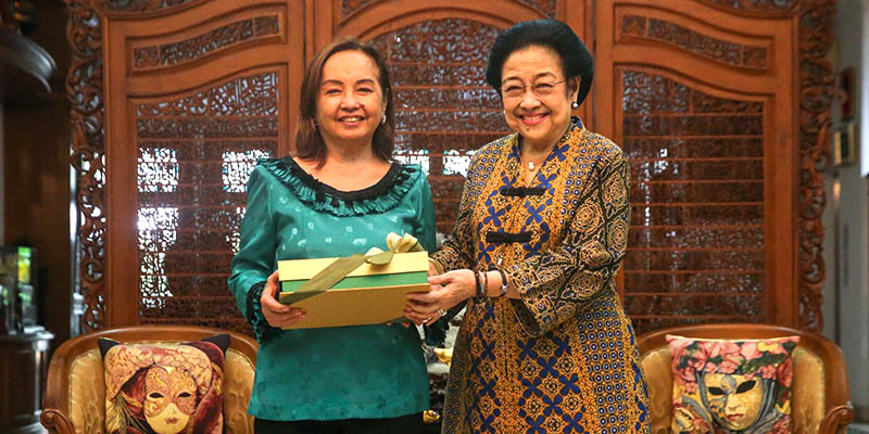 Terima Kunjungan Gloria Arroyo di Kediamannya, Megawati Beri Kain Batik