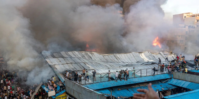 Ratusan Ruko di Pasar Bangladesh Hangus Terbakar