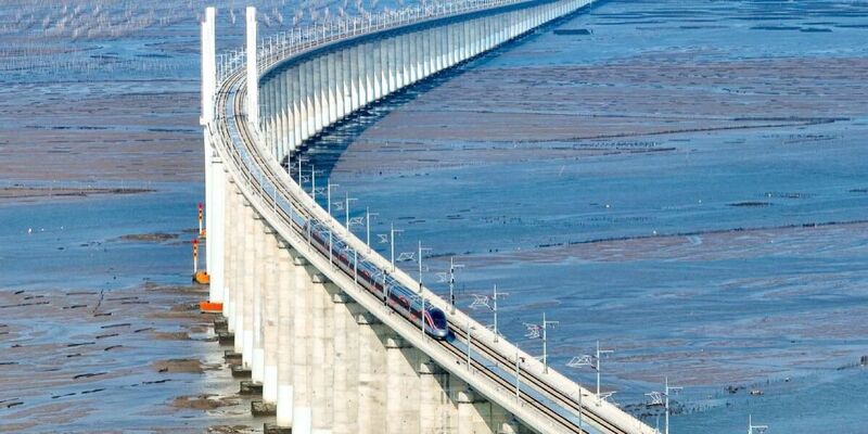 Perdana, China Luncurkan Jalur Kereta Cepat Lintas Laut