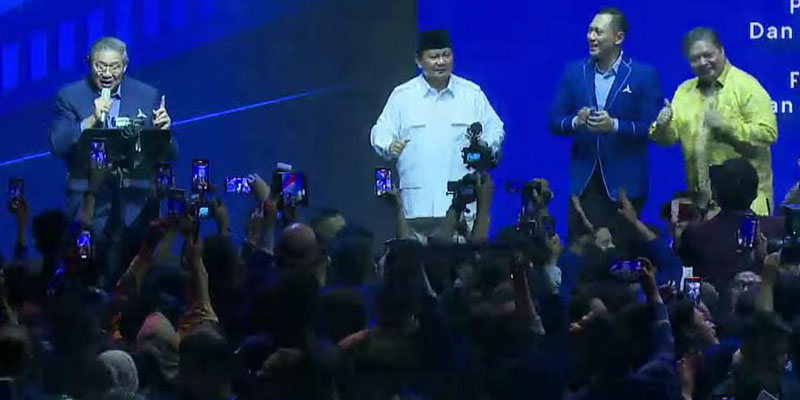 SBY Dendangkan Lagu "Kamu Nggak Sendirian" untuk Prabowo