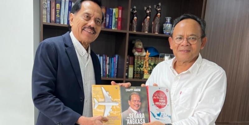 Chappy Hakim Sumbangkan 100 Buku ke Perpustakaan UIII