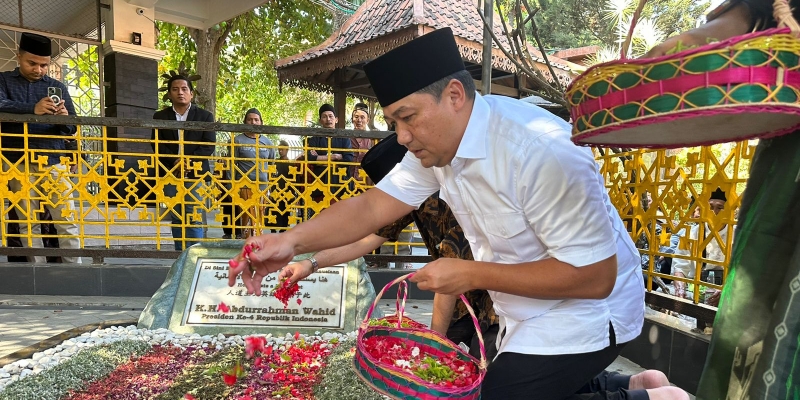 Mantan Mendag M Lutfi Safari Pesantren dan Ziarah ke Makam Pendiri NU