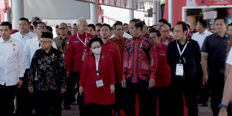Mengawal Megawati