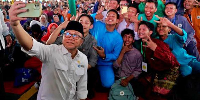 Ketum PAN Salurkan Dana Sosial Iuran Kader PAN di Pekanbaru