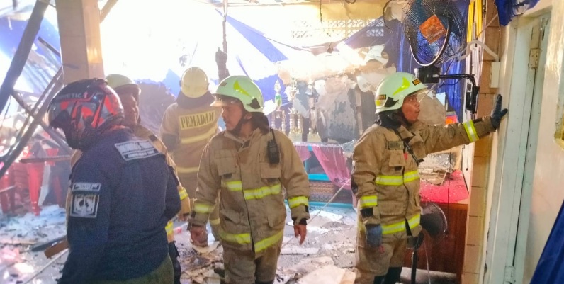 30 Personel Dikerahkan Padamkan Kebakaran Pos RW dan Lapak di Jatinegara