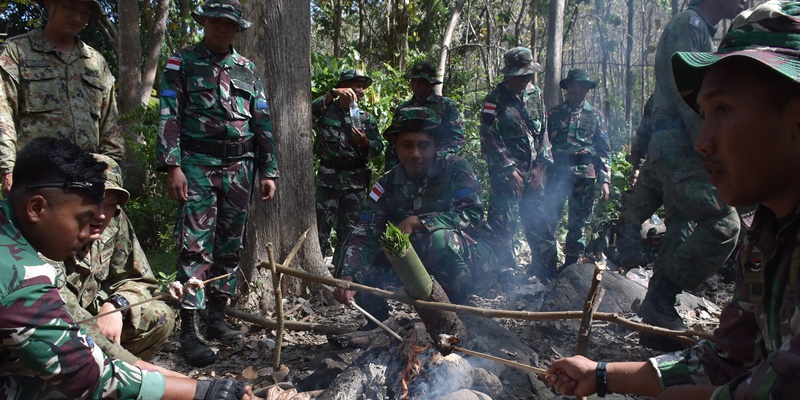 Prajurit Marinir TNI AL Berbagi Ilmu <i>Jungle Survival</i> di Hutan Selogiri