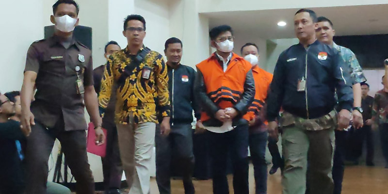 Syahrul Yasin Limpo dan Muhammad Hatta Resmi Pakai Rompi Oranye Tahanan KPK