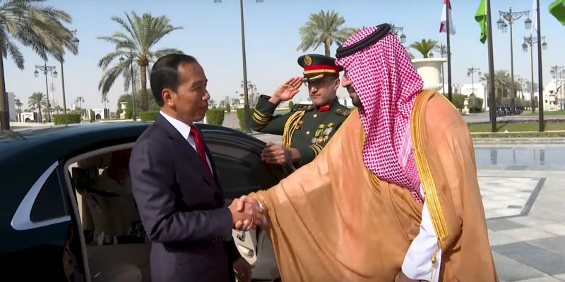 Kunjungi Arab Saudi, Jokowi Temui Pangeran MBS di Istana Al Yamamah