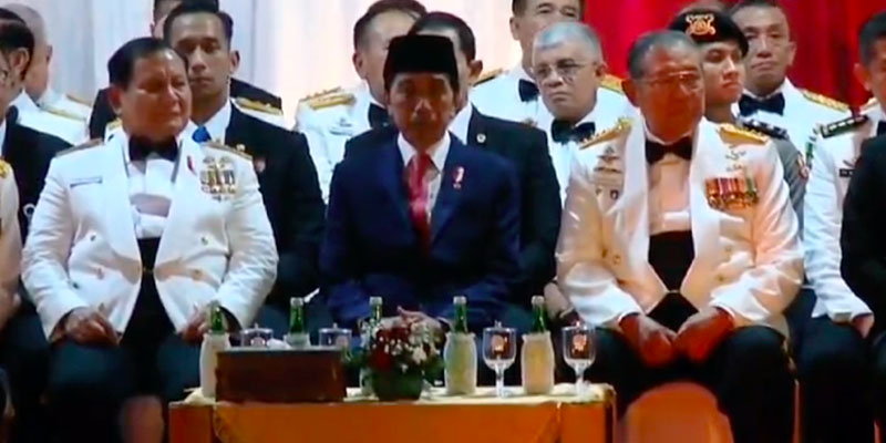 Jokowi Diapit SBY dan Prabowo saat Parade Senja
