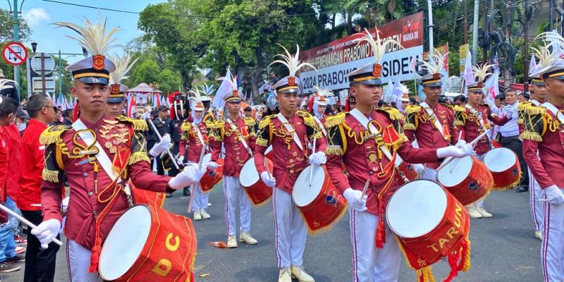 Ganjar-Mahfud Diarak Pawai Kebudayaan Menuju KPU