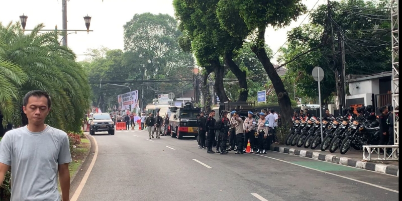 Belum Ada Pergerakan Massa, Kendaraan Taktis Siaga Jelang Pendaftaran Prabowo-Gibran